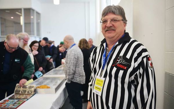 Card auction draws ’em in