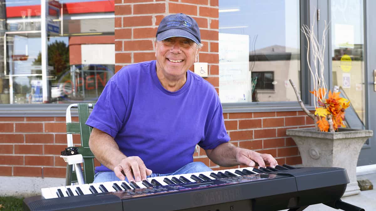 Elmira’s piano man takes it outdoors
