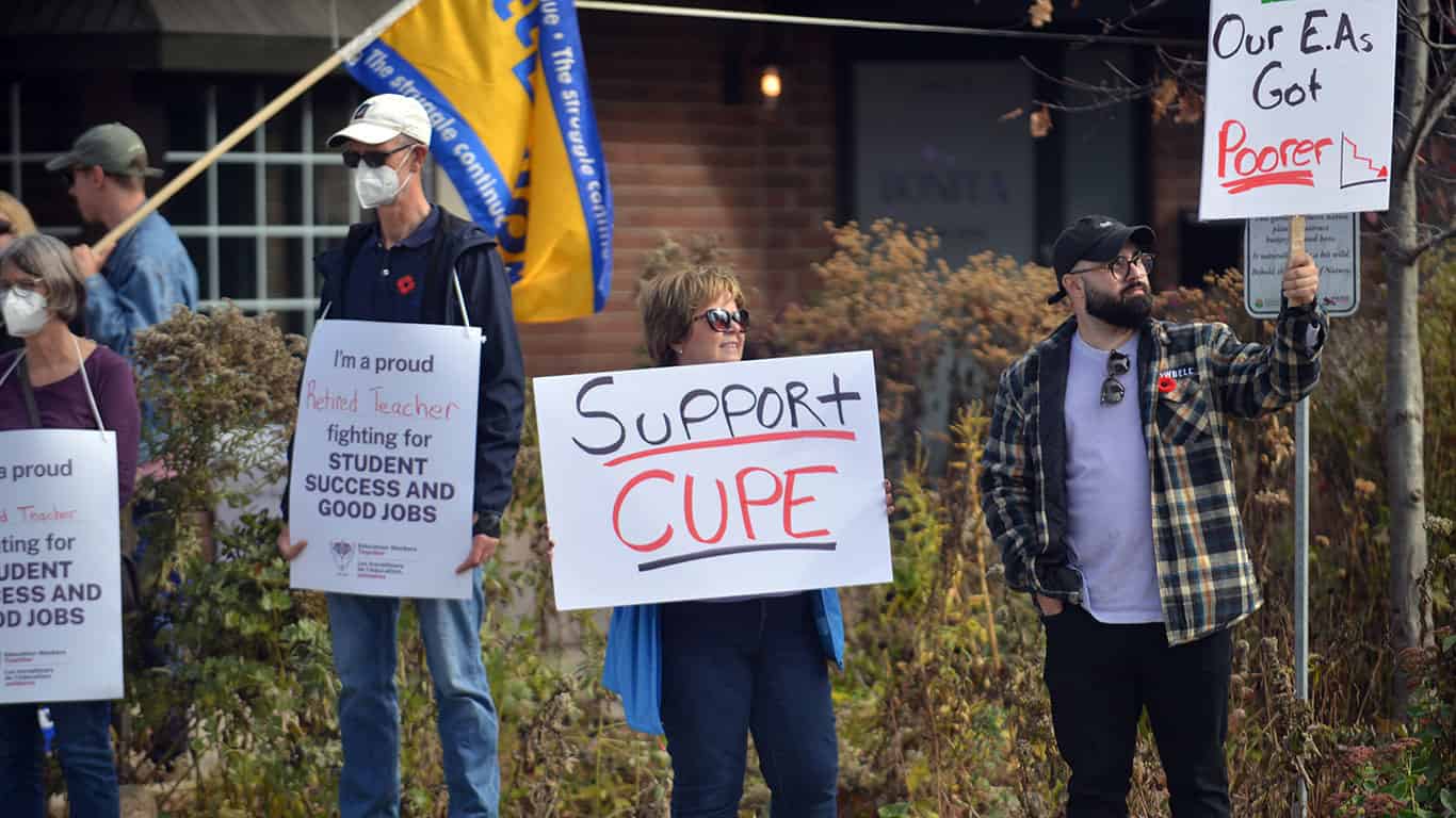                      Education workers reach deal with province                             
                     